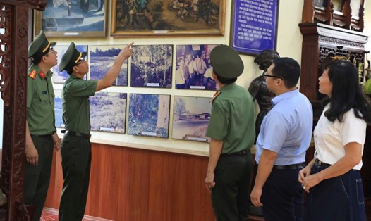 Đoàn đại biểu Công đoàn Công an TP.Hồ Chí Minh vừa tổ chức dâng hoa, dâng hương tưởng nhớ các anh hùng liệt sĩ và Anh hùng Lực lượng vũ trang nhân dân Võ Thị Sáu. Ảnh: Quang Huy