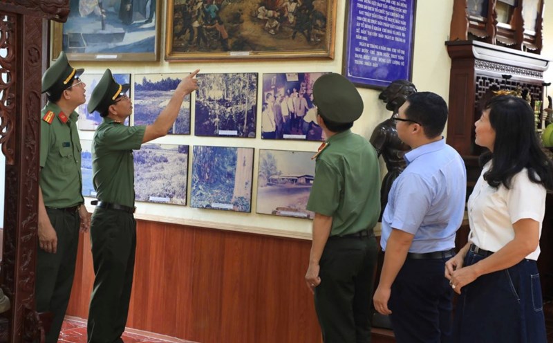 The delegation of the Ho Chi Minh City Police Union has just organized a flower offering and incense offering to commemorate the heroic martyrs and heroes of the People's Armed Forces Vo Thi Sau. Photo: Quang Huy