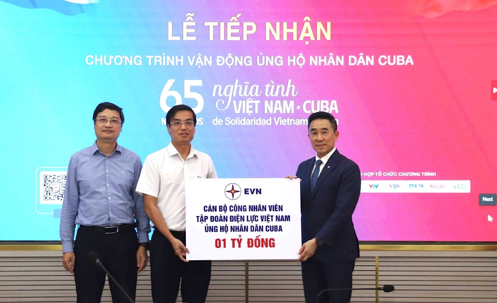 베트남 전력 그룹 노동자 대표가 베트남 적십자 중앙회에 쿠바 국민 지원금 10억 동을 전달하고 있습니다(오른쪽). 사진: 레 나
