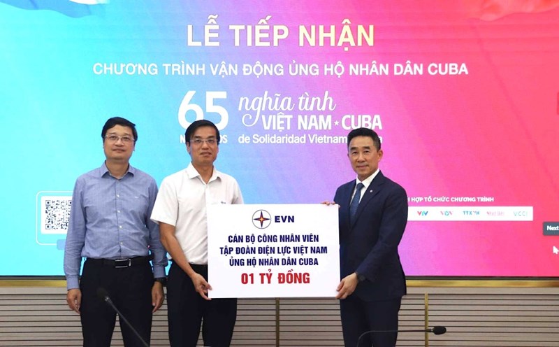 Representatives of workers of Vietnam Electricity Group presented 1 billion VND in support to the Cuban People's Government to the Central Committee of the Vietnam Red Cross Society (right). Photo: Le Na