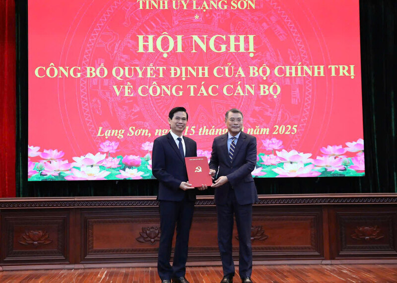 Mr. Le Minh Hung - Politburo member, Secretary of the Party Central Committee, Head of the Central Organization Committee - presented the decision to the new Secretary of the Lang Son Provincial Party Committee. Photo: Vu Dat