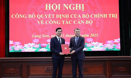 Ông Lê Minh Hưng - Ủy viên Bộ Chính trị, Bí thư Trung ương Đảng, Trưởng Ban Tổ chức Trung ương - trao quyết định cho tân Bí thư Tỉnh ủy Lạng Sơn. Ảnh: Vũ Đạt