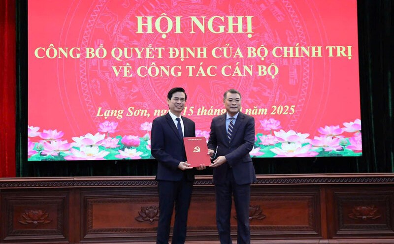 Mr. Le Minh Hung - Politburo member, Secretary of the Party Central Committee, Head of the Central Organization Committee - presented the decision to the new Secretary of the Lang Son Provincial Party Committee. Photo: Vu Dat