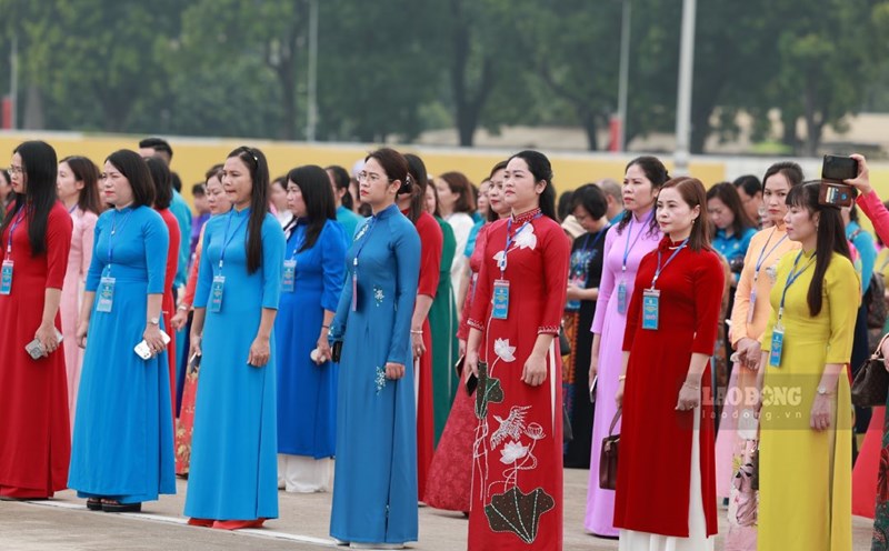 The mark of female union members in their journey of studying and following Uncle Ho