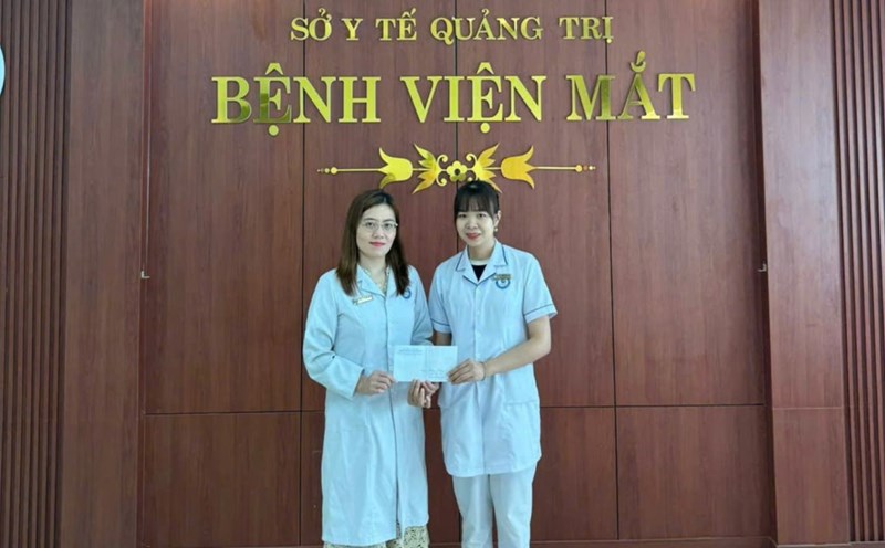 Director of Nam Quang Tri Eye Hospital, Dr. Bui Thi Van Anh (left) presented a reward to nurse Le Thi Thu Ha for promptly detecting and coordinating the rescue of people with cardiac arrest. Photo: V.Anh
