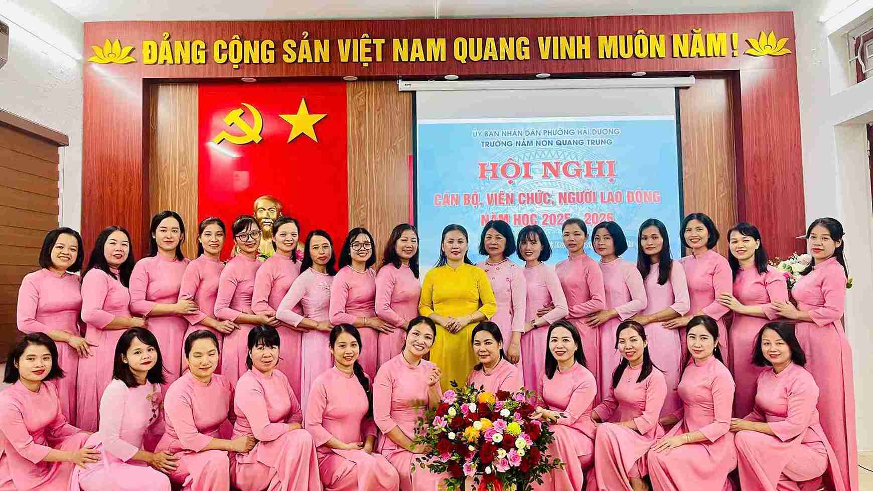 Tap the can bo, giao vien, nhan vien Truong Mam non Quang Trung. Anh: Truong Mam non Quang Trung