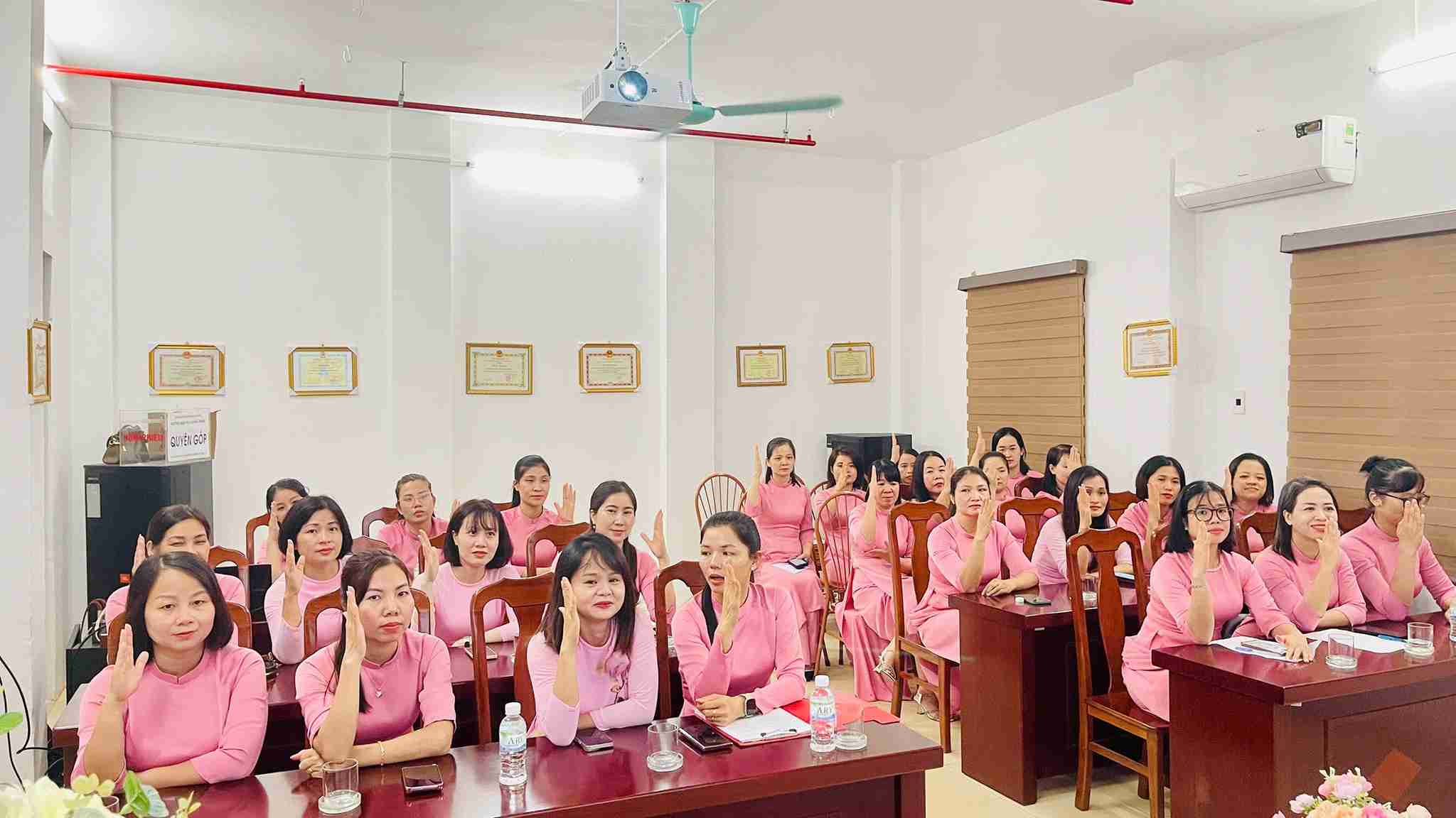 Quang Trung幼稚園の代表者と教員が、2025-2026学年度の幹部、職員、労働者会議に参加。写真:Quang Trung幼稚園