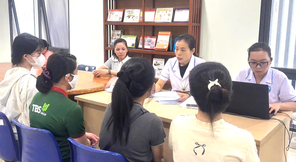 La Federation du travail de la ville de Da Nang organise un depistage gratuit du cancer du col de l'uterus et du cancer du sein pour les femmes syndicales en difficulte. Photo : Syndicat de Da Nang