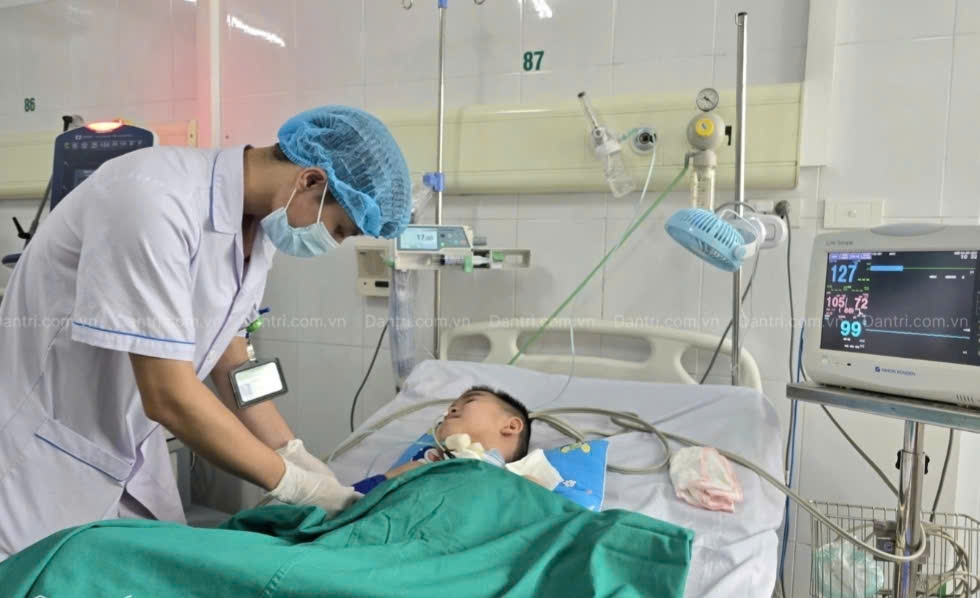 M. Le Van Hieu demande a l'aide car son fils souffre d'une maladie grave et l'economie de la famille est epuisee. Photo : NVCC