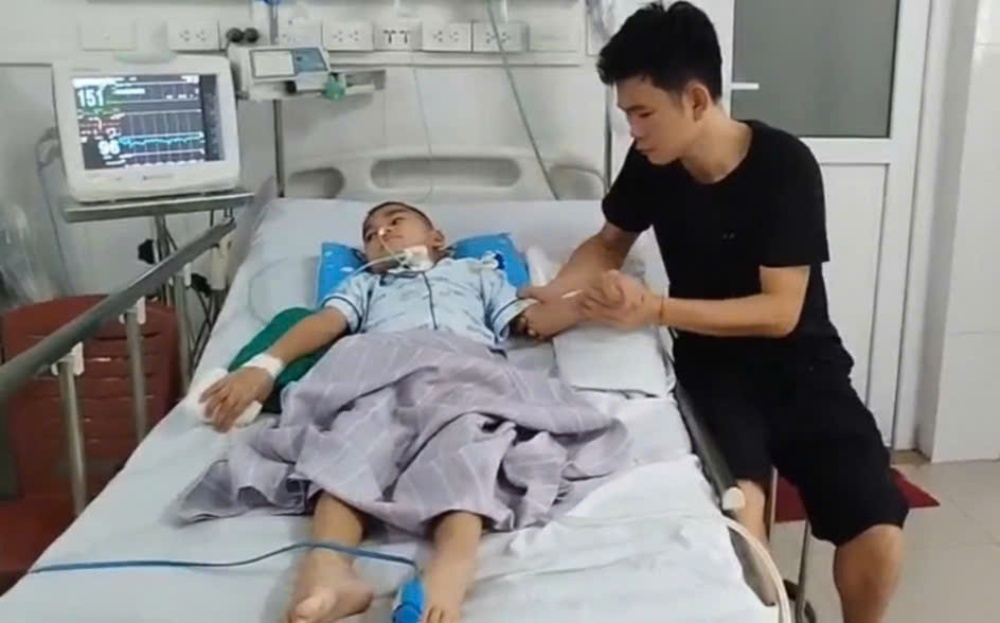 Anh Le Van Hieu cau cuu vi con trai bi benh hiem ngheo, kinh te gia dinh khanh kiet. Anh: NVCC