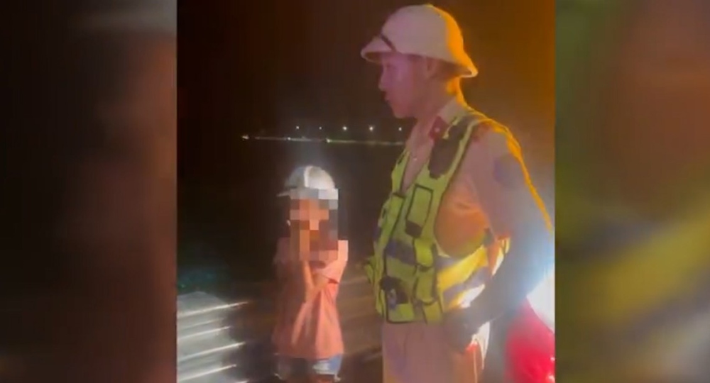 The unfortunate situation of a 10-year-old girl who got lost on the highway at 0:00 in Ha Tinh. Photo: Traffic Police