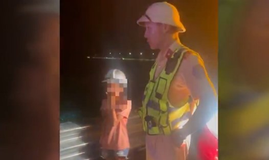 Hoàn cảnh đáng thương của bé gái 10 tuổi đi lạc lên cao tốc lúc 0h sáng ở Hà Tĩnh. Ảnh: CSGT