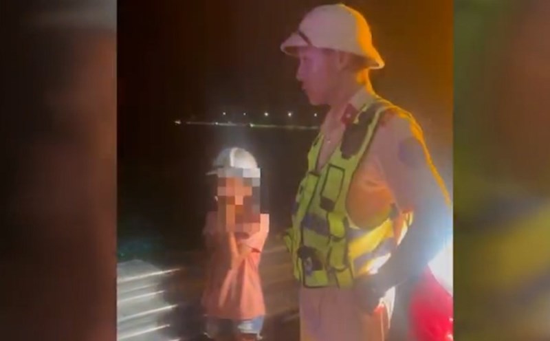 The unfortunate situation of a 10-year-old girl who got lost on the highway at 0:00 in Ha Tinh. Photo: Traffic Police