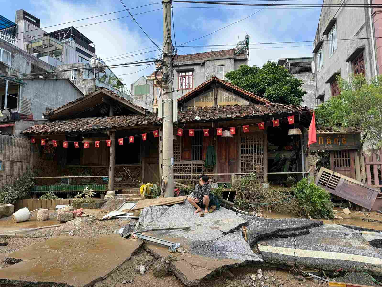 洪水前と洪水後のカオバンのカフェNang。写真は人物提供。