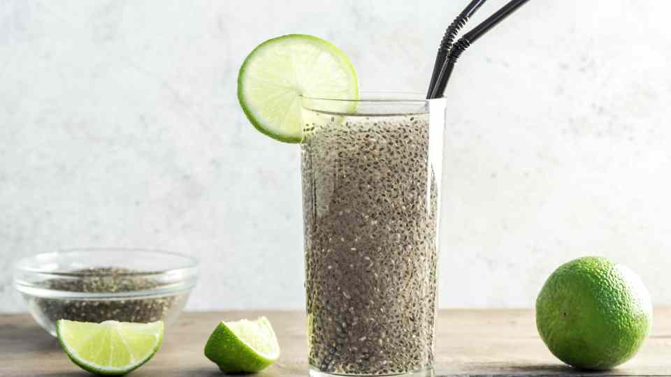 Chia seeds are rich in fiber and omega-3 to support metabolism, not directly "detoxifying the kidneys" as many people think. Photo: CV