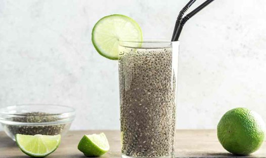Hạt chia giàu chất xơ và omega-3 giúp hỗ trợ quá trình trao đổi chất, không “thải độc thận” trực tiếp như nhiều người nghĩ. Ảnh: CV