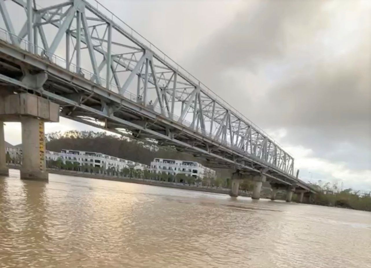 Due to many Ben Thuy bridge jumps, people suggested installing nets or railings to prevent suicide here. Photo: Ngoc Anh
