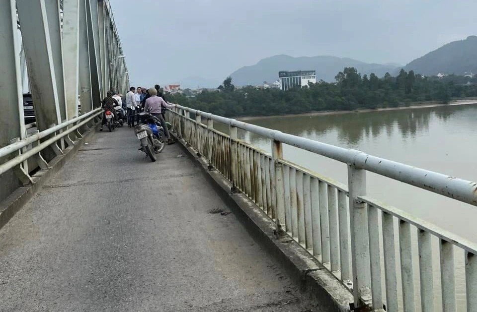 Nguoi dan mong muon lan can cau Ben Thuy duoc xay cao len, hoac co he thong luoi chan nguoi nhay cau tu tu. Anh: Ngoc Anh