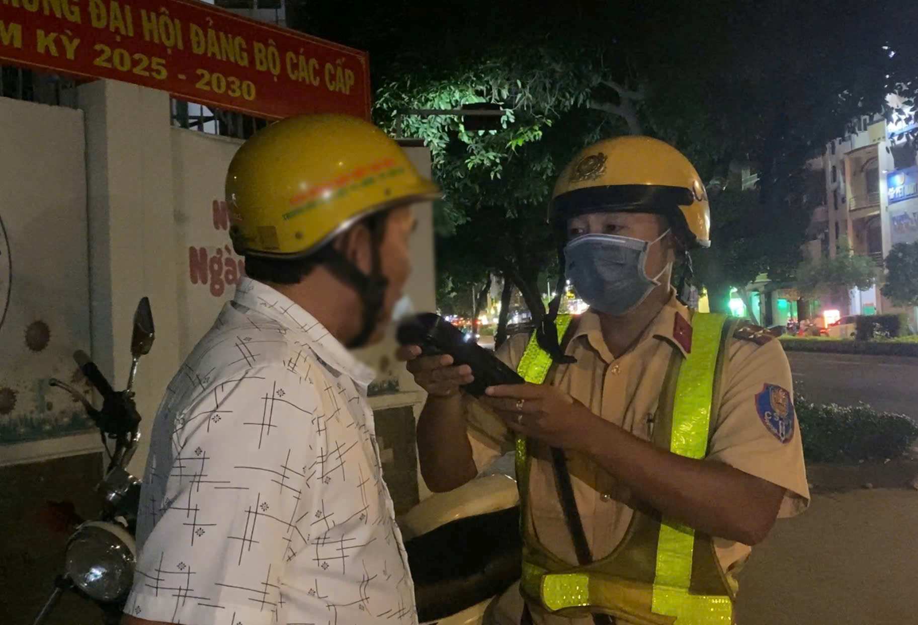 Ho Chi Minh City Traffic Police check the alcohol concentration of traffic participants. Photo: Minh Tam