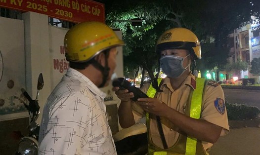 CSGT TPHCM kiểm tra nồng độ cồn người tham gia giao thông. Ảnh: Minh Tâm