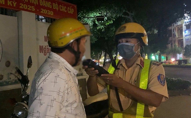 Ho Chi Minh City Traffic Police check the alcohol concentration of traffic participants. Photo: Minh Tam
