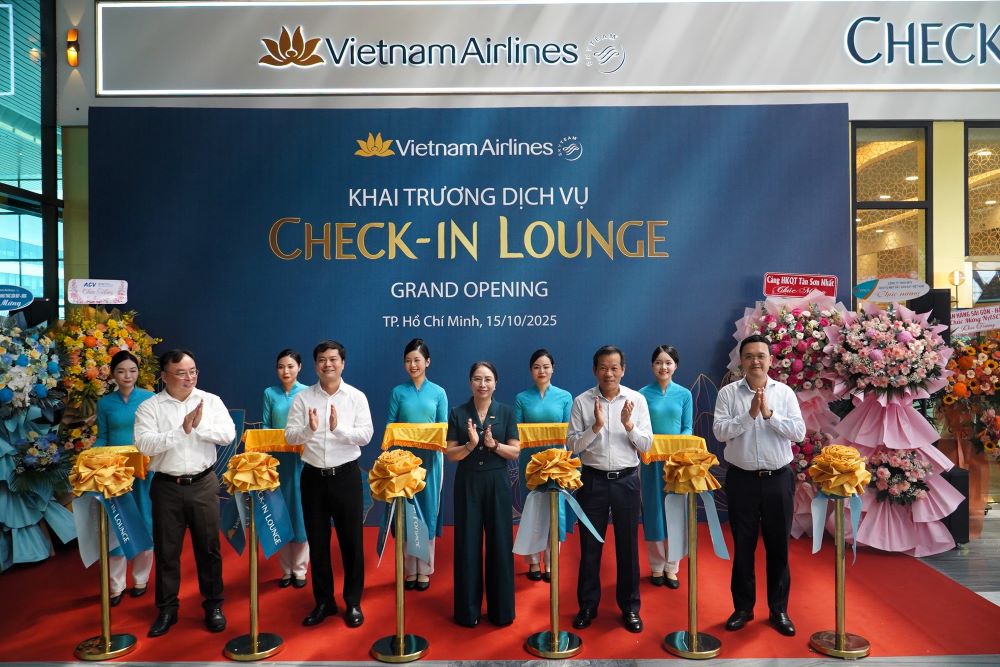 Dai bieu thuc hien nghi thuc cat bang khai truong khu Check-in Lounge tai nha ga T3 – Tan Son Nhat, sang 15.10. Ảnh: Anh Tu