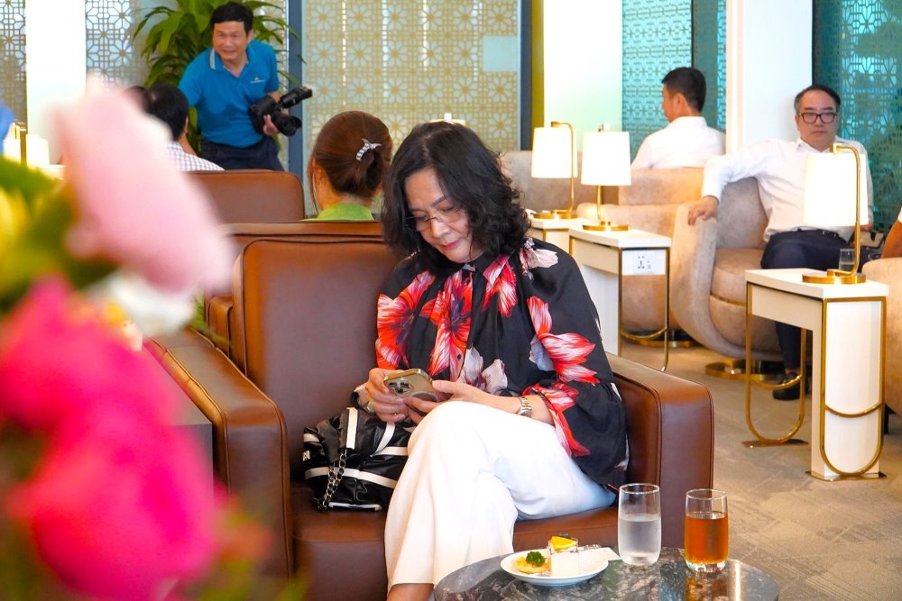  Khong gian ngoi cho ben trong Check-in Lounge – nha ga T3 duoc bo tri gan 40 cho ngoi, tao su rieng tu va thoai mai cho hanh khach truoc chuyen bay. Ảnh: Anh Tu