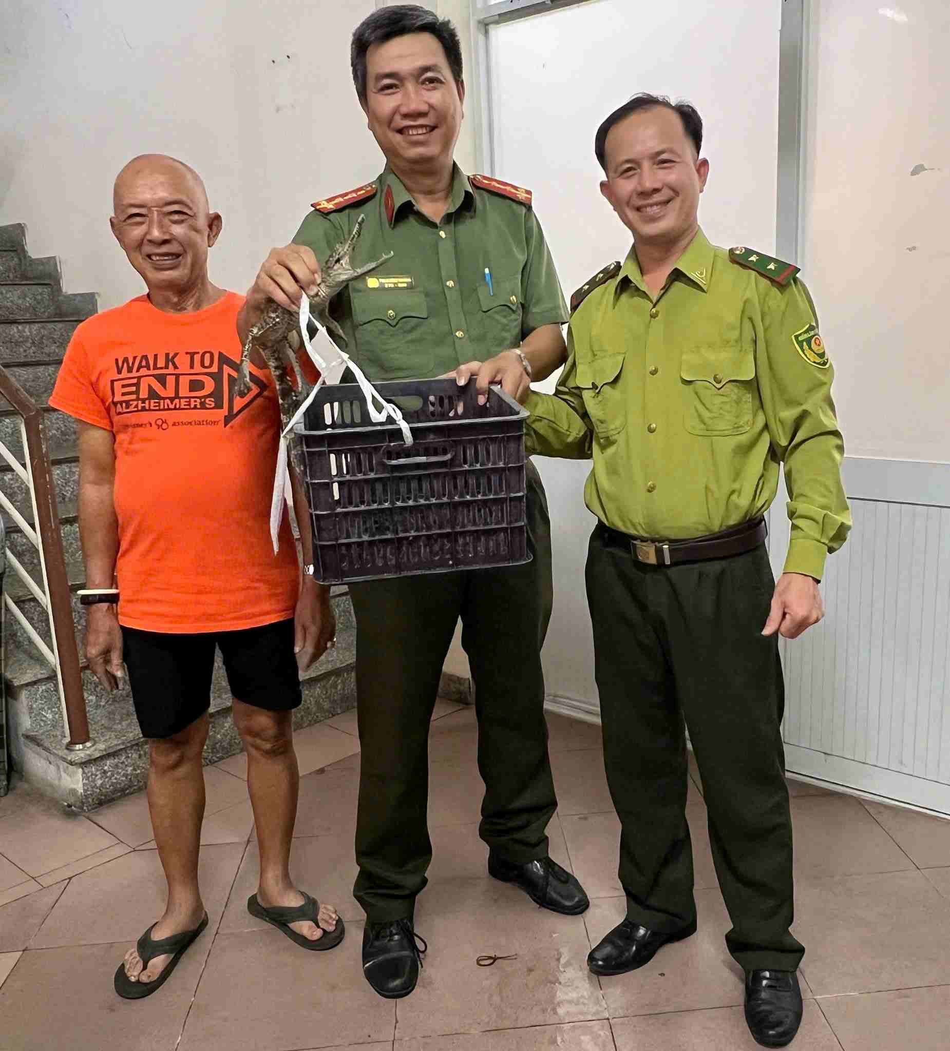 Cong an phuong Binh Tien tiep nhan ca sau va nhanh chong ban giao cho Chi cuc Kiem lam TPHCM de xu ly theo quy dinh cua phap luat. Anh: Dong Hoang