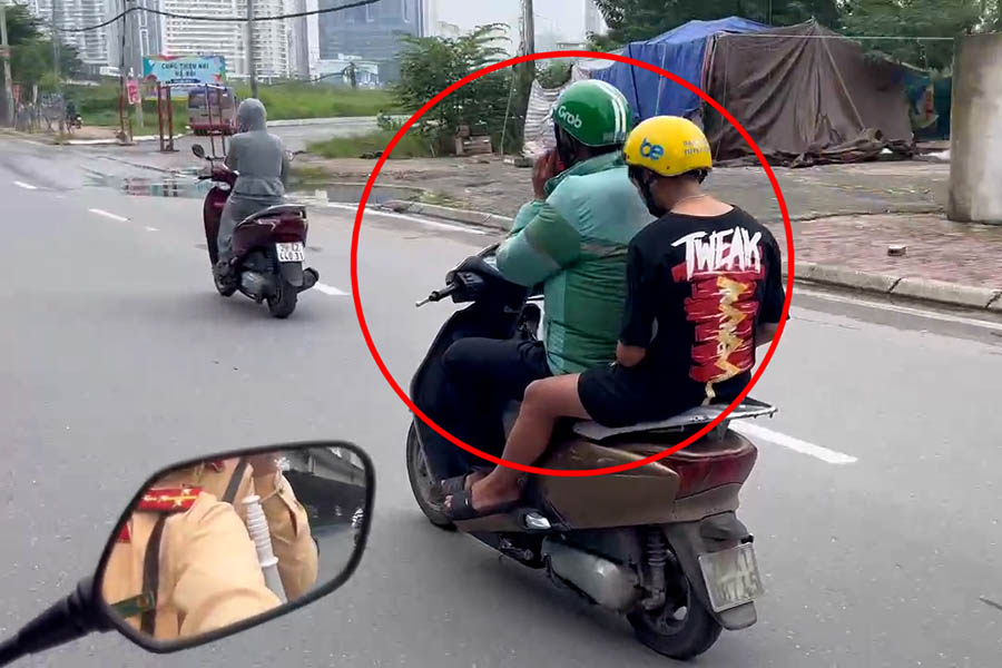 ハノイ交通警察は特殊バイクでパトロールし、運転中に電話を使用するドライバーを録画した