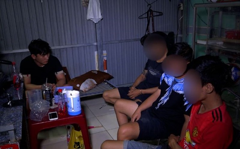Dong Thap Police temporarily detained a young man for organizing drug use at a house in Cao Lanh Ward. Photo: Provided by the police