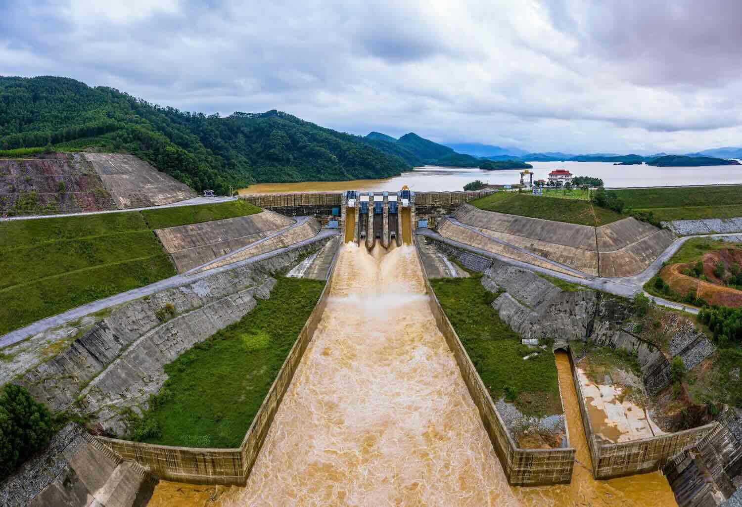 Binh Dien Hydropower Plant regulates water to prevent heavy rain. Photo: Phuc Dat.