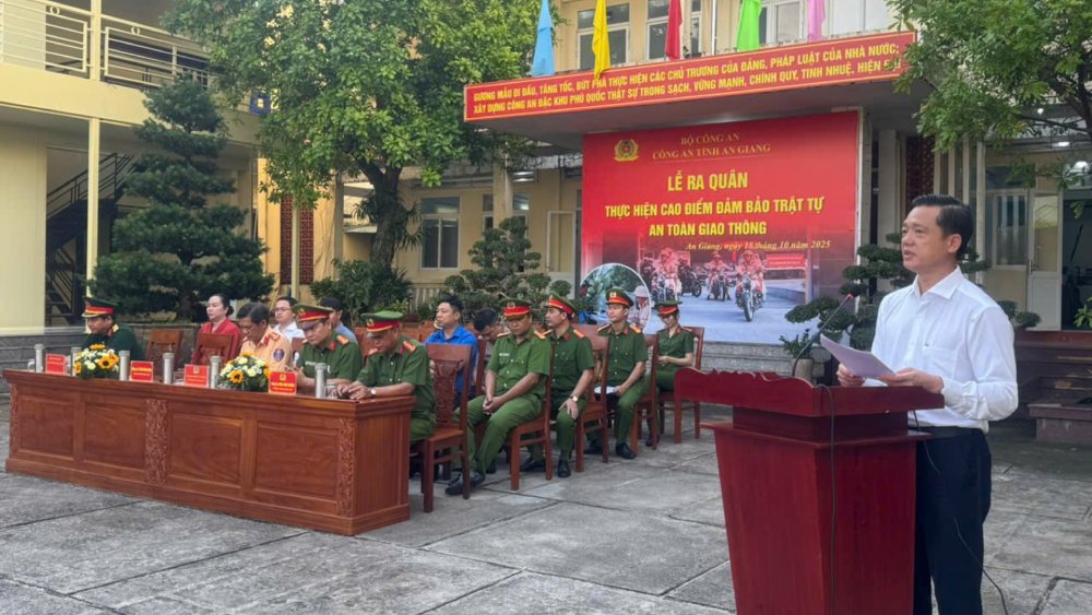 Ông Trần Minh Khoa - Chủ tịch UBND đặc khu Phú Quốc - phát biểu tại lễ ra quân thực hiện cao điểm bảo đảm trật tự, an toàn giao thông. Ảnh: Nam Phương
