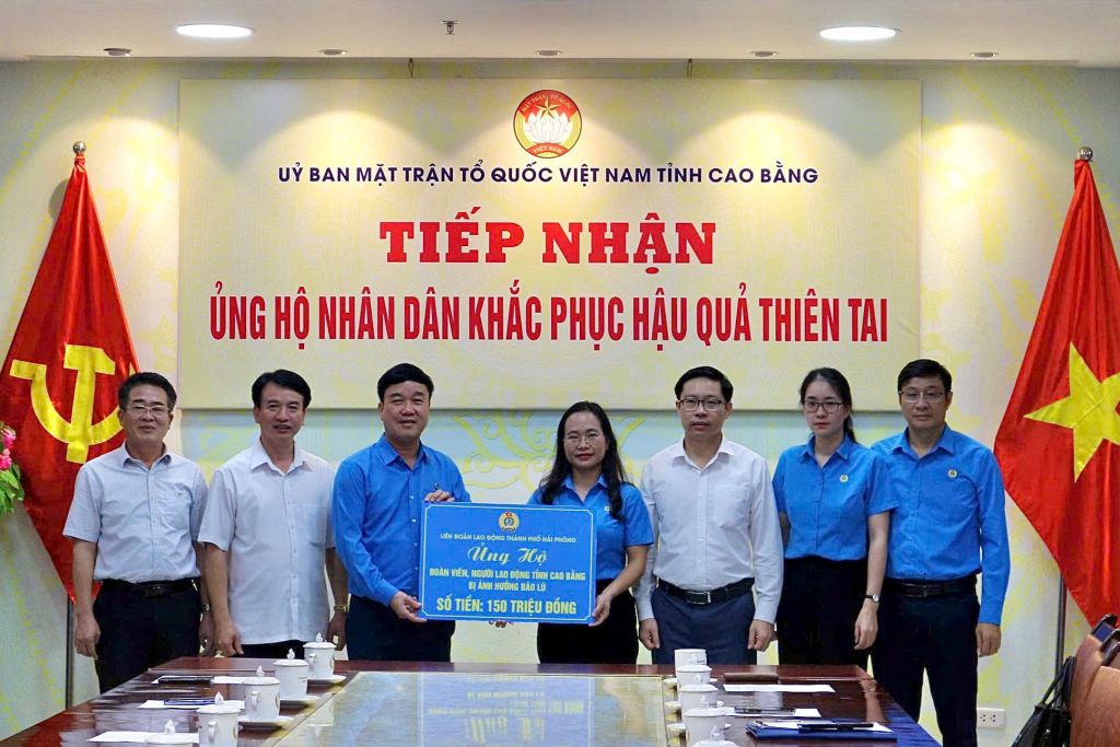 LDLD Thanh pho Hai Phong trao kinh phi ho tro. Anh: Kim Dung