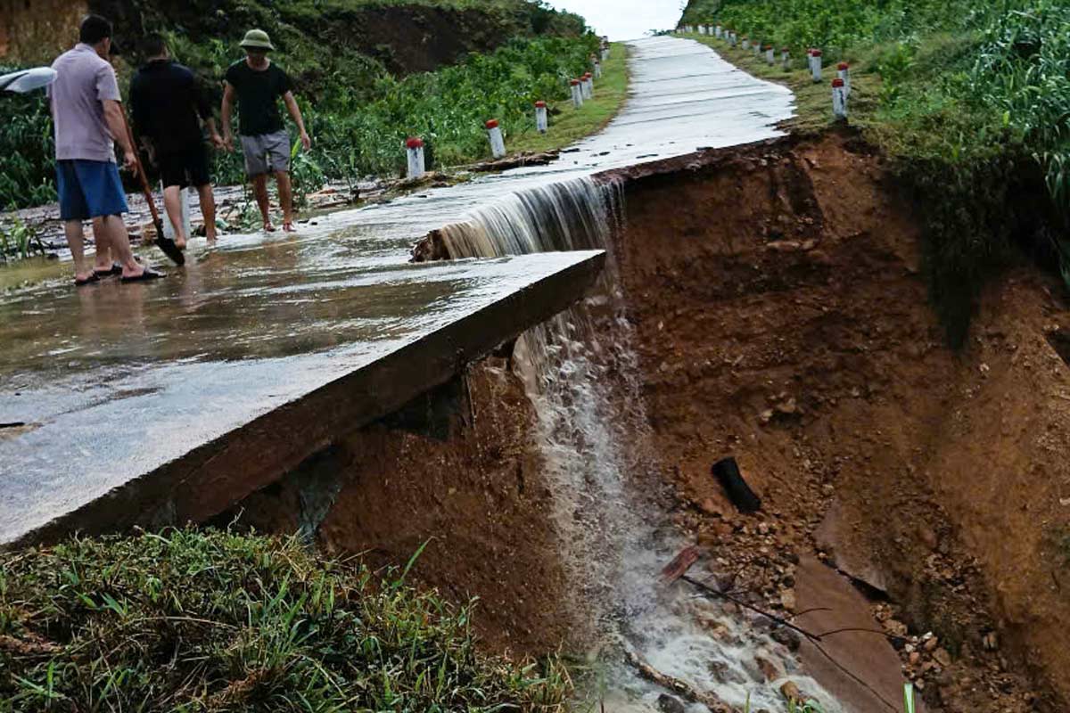 Quang Ninh省Tien Yen村のDai Phong道路で深刻な地滑り。写真:Tran Hoan