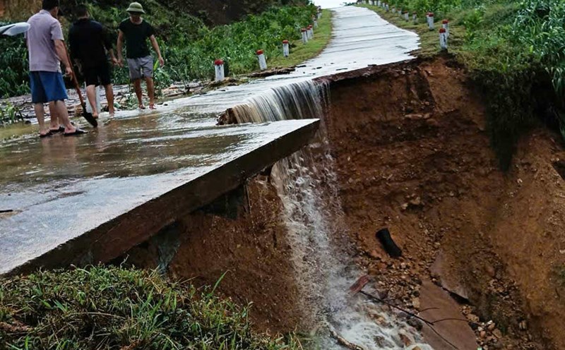 serious landslide on Dai Phong road, Tien Yen commune, Quang Ninh province. Photo: Tran Hoan