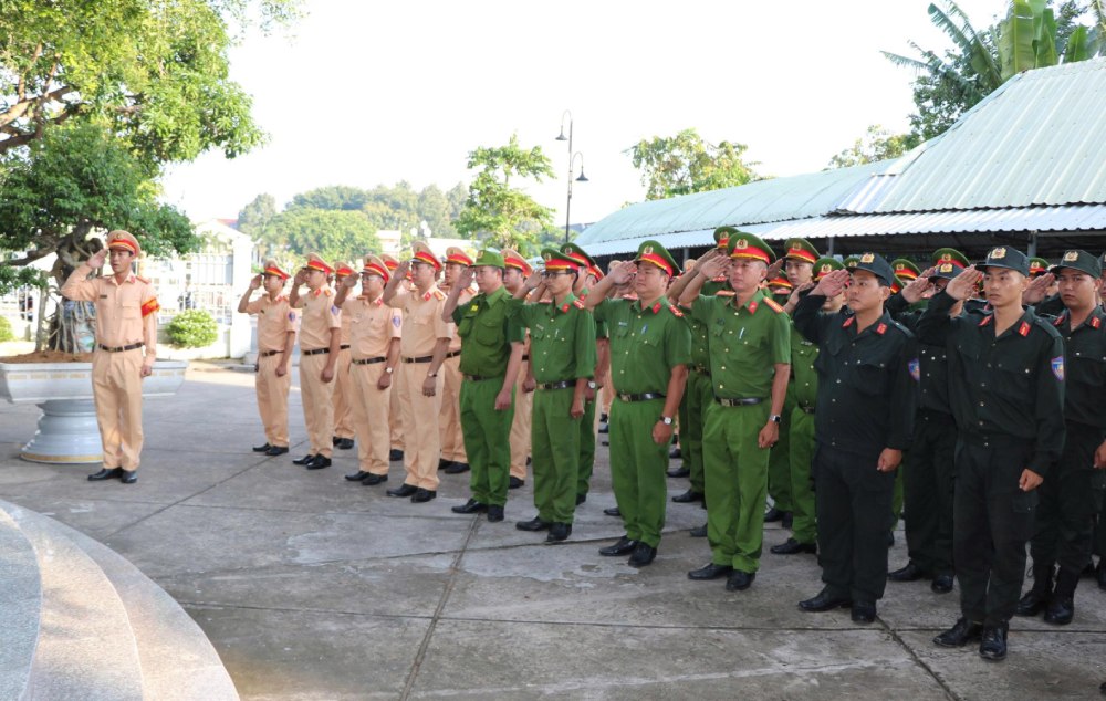 Cac luc luong tham gia le ra quan. Anh: Tien Dung