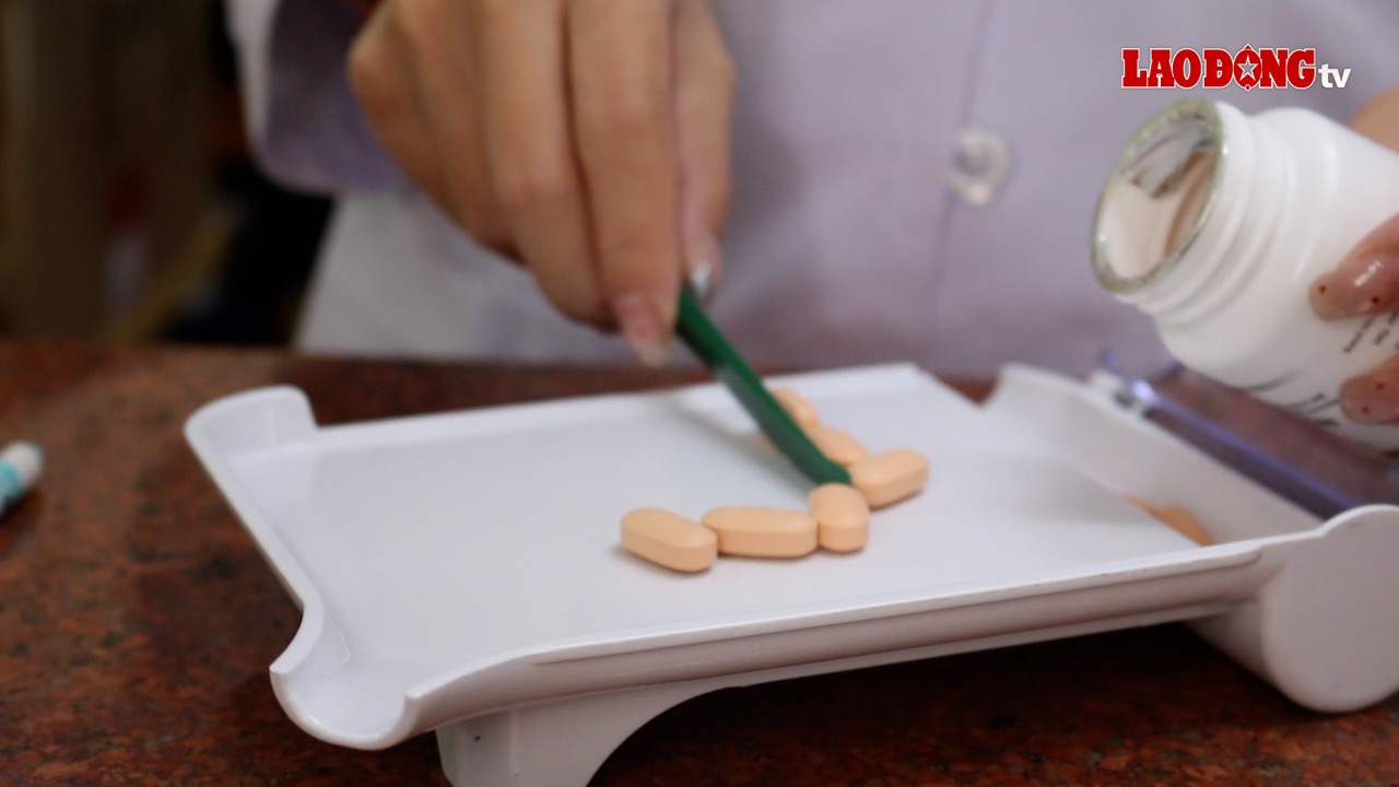 ARV 약물은 HIV/AIDS 바이러스 부하를 허용 수준 이하로 낮추어 감염 가능성을 제한합니다. 사진: 응우옌 리