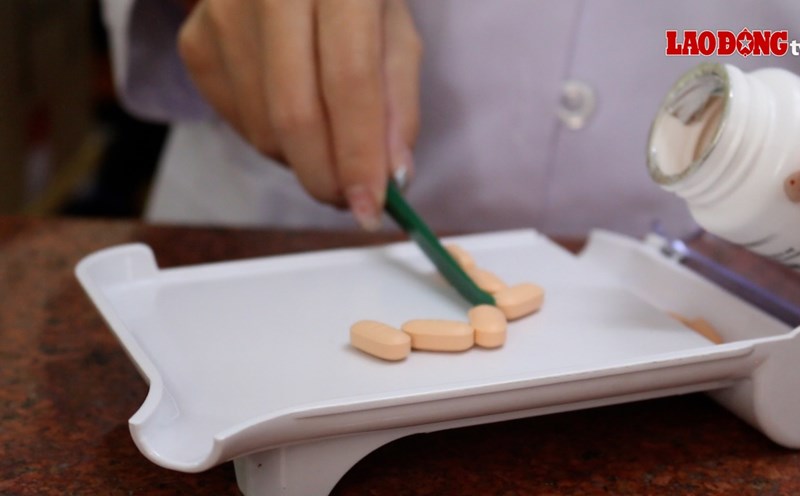 ARV drugs help reduce the HIV/AIDS viral load to below the allowable level, limiting the possibility of infection. Photo: Nguyen Ly