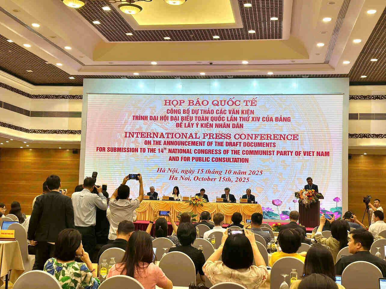 Scene of the international press conference to announce the Draft Documents to be submitted to the 14th National Congress of the Party to collect public opinions on the afternoon of October 15. Photo: Nhat Ha
