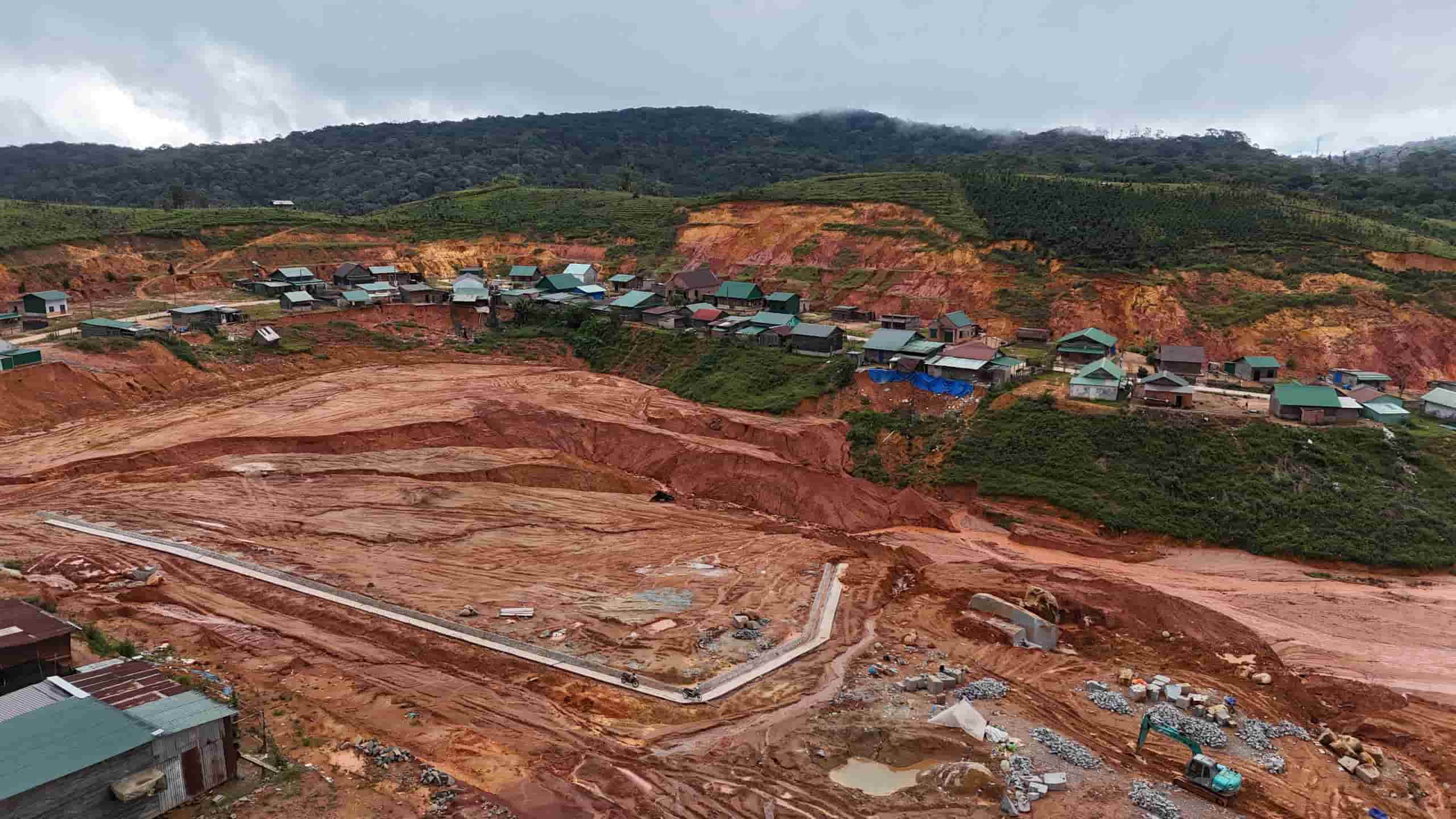 The resettlement area in Dung K'No village (Dam Rong 4 commune, Lam Dong) is experiencing serious landslides. Photo: Phuc Khanh
