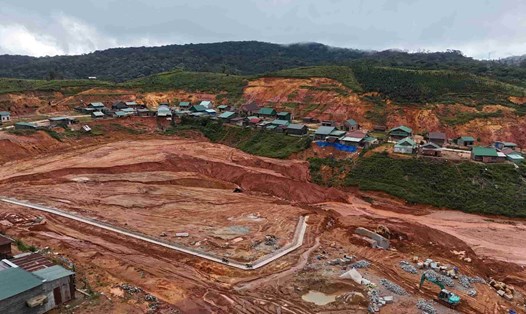 Khu tái định cư ở thôn Đưng K'Nớ (xã Đam Rông 4, Lâm Đồng) đang xảy ra sạt trượt nghiêm trọng. Ảnh: Phúc Khánh