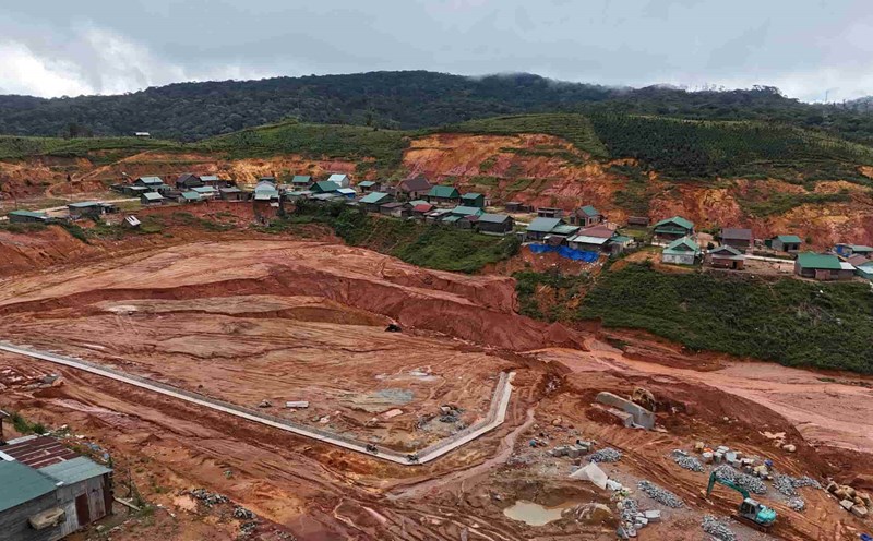 The resettlement area in Dung K'No village (Dam Rong 4 commune, Lam Dong) is experiencing serious landslides. Photo: Phuc Khanh