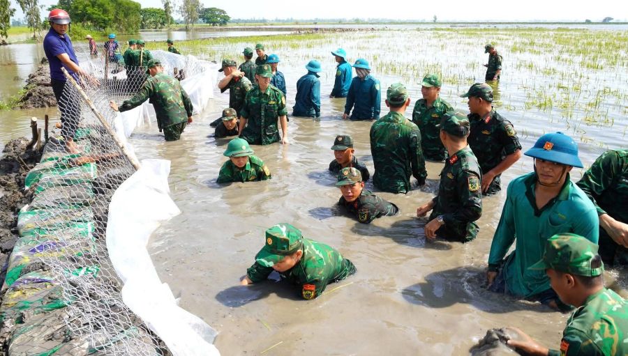 Don Bien phong Song Trang da dieu dong hang chuc can bo, chien si cung phuong tien, dung cu co dong den hien truong, phoi hop voi luc luong dan quan xa Hung Dien va Dai doi Bo binh 8 tien hanh gia co doan de bi vo. Anh: Duy Minh
