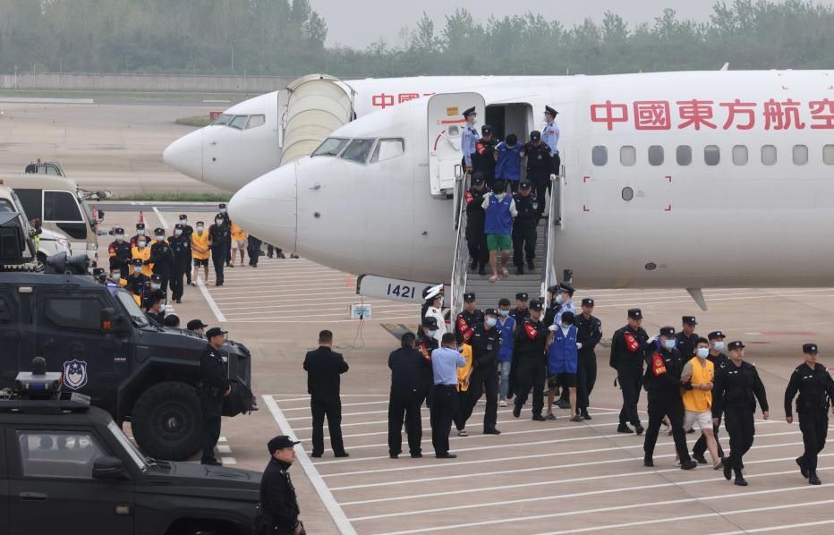 Cac nghi pham co bac va lua dao o Campuchia bi canh sat Trung Quoc ap giai tai san bay quoc te Thien Ha, Vu Han, Ho Bac, Trung Quoc, ngay 13.4.2024. Anh: Xinhua