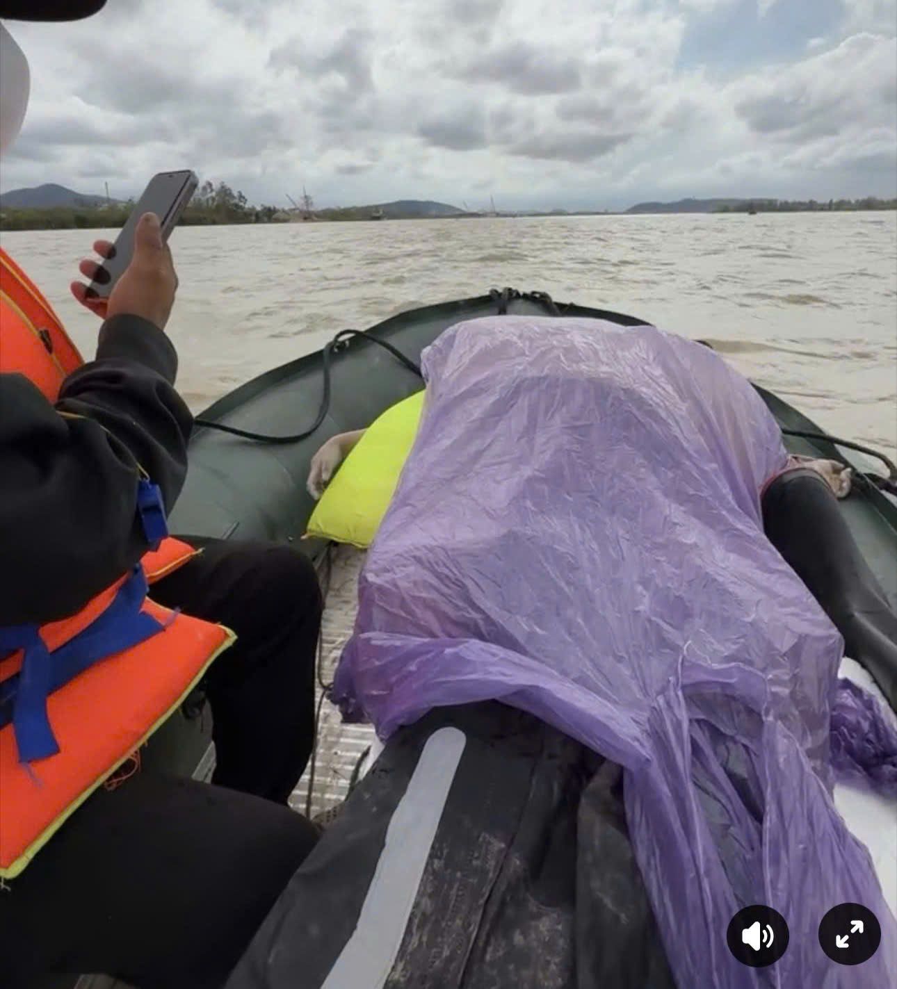 The authorities have found the bodies of two girls in the incident where a father hugged two children and jumped from Ben Thuy Bridge. Photo: Ngoc Anh