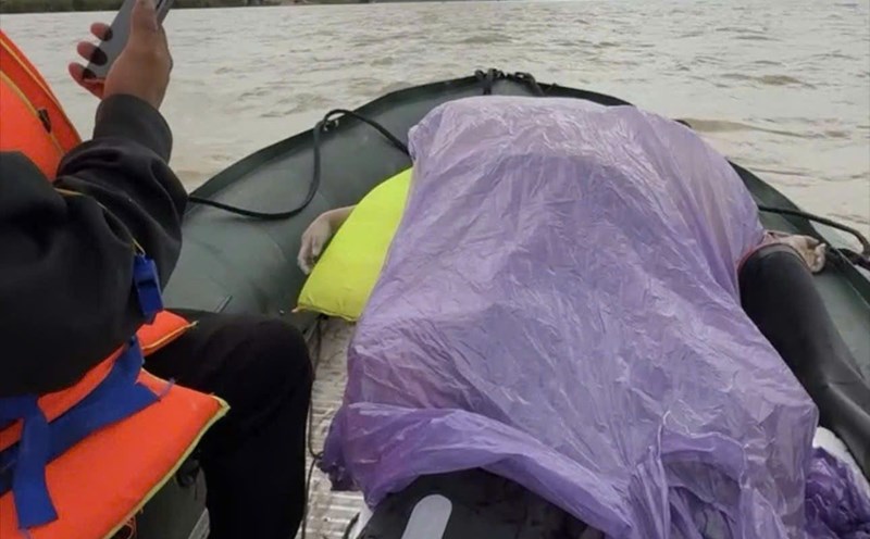 The authorities have found the bodies of two girls in the incident where a father hugged two children and jumped from Ben Thuy Bridge. Photo: Ngoc Anh