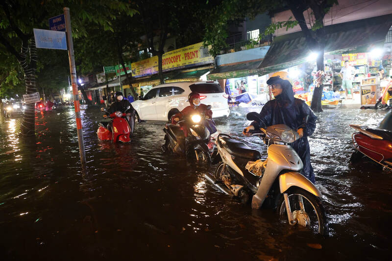 The Southern region is about to have thunderstorms with high tides. Photo: Viet Anh