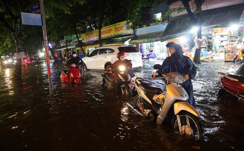 The Southern region is about to have thunderstorms with high tides. Photo: Viet Anh