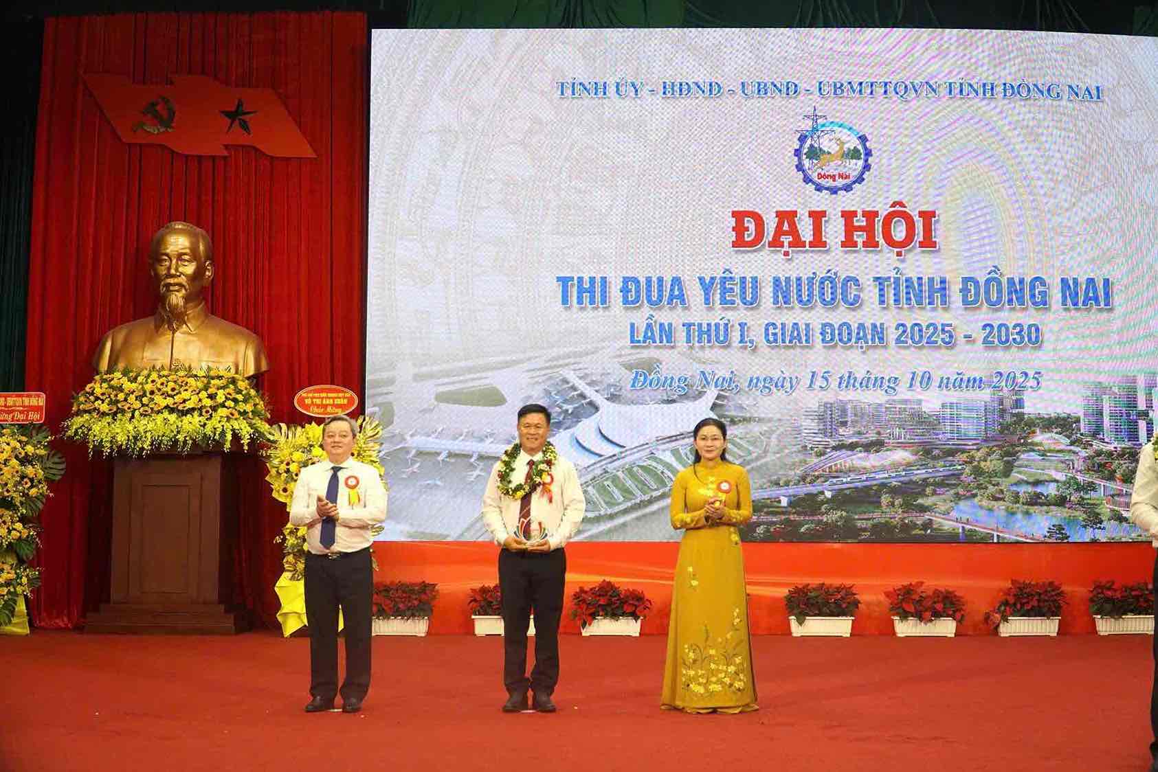 Ong Dang Tuan Tu - Chu tich Cong doan co so Cong ty TNHH Chang Shin Viet Nam dai dien nhan bang khen cua UBND tinh tai Dai hoi thi dua yeu nuoc tinh Dong Nai lan I. Anh: HAC