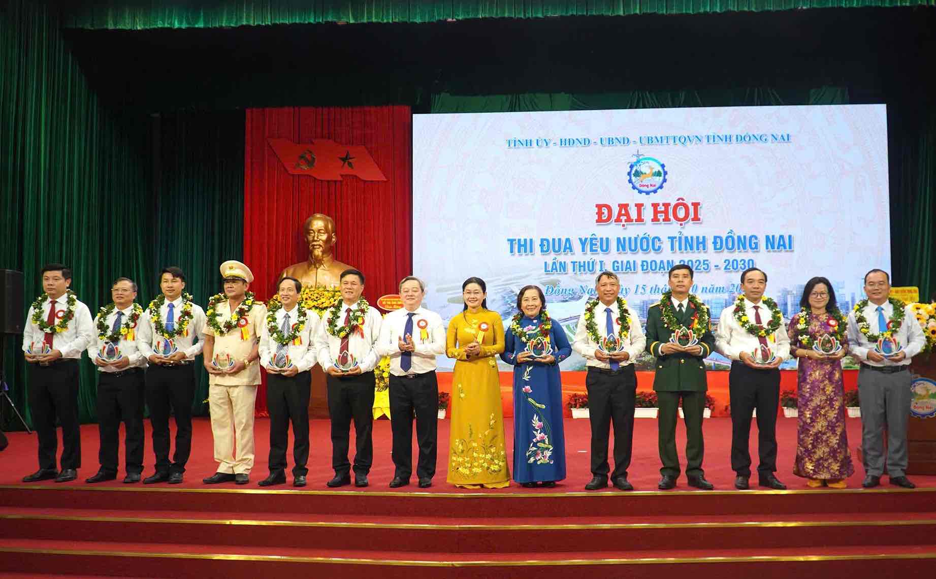Dong Nai honore les collectifs et les individus typiques avances exemplaires et exceptionnels lors du 1er Congres de la course patriotique provinciale pour la periode 2025-2030. Photo : HAC